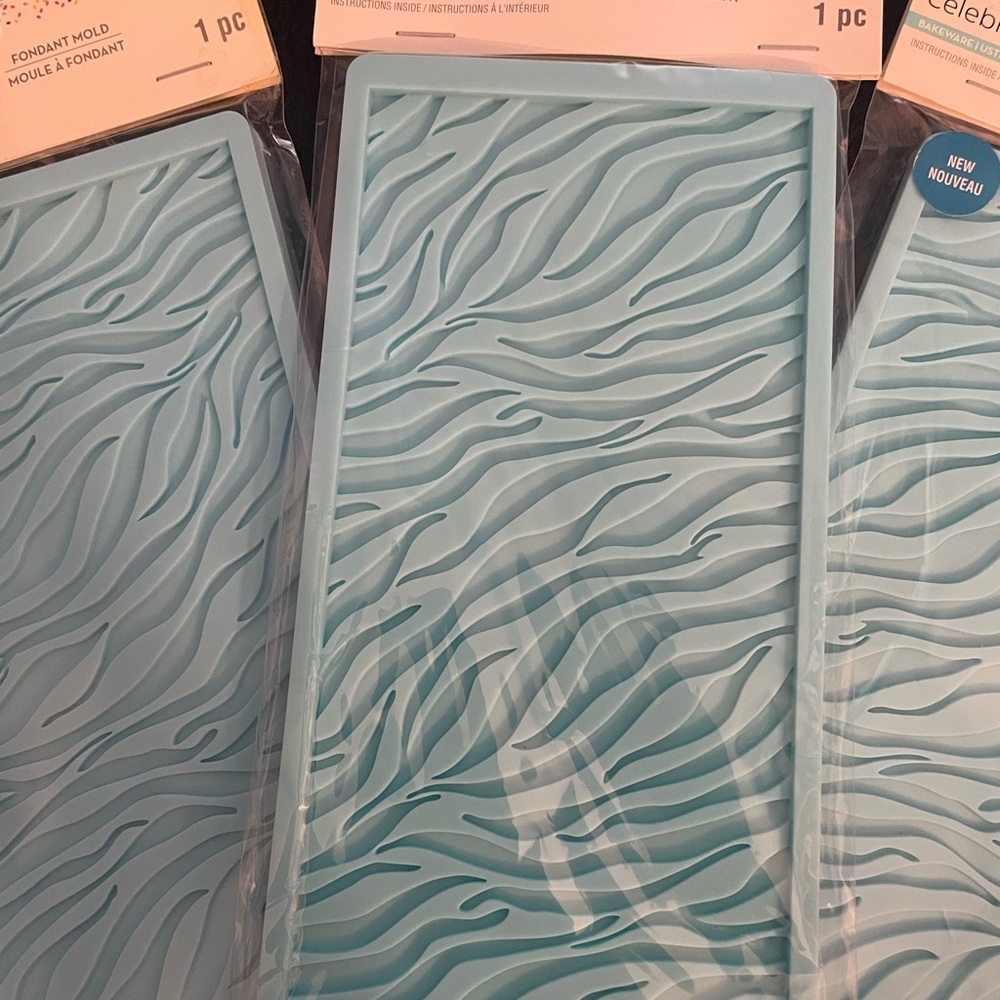 NIP Lot of 3 Celebrate It Blue Wave Embossing Silicone Mold - Picture 2 of 6